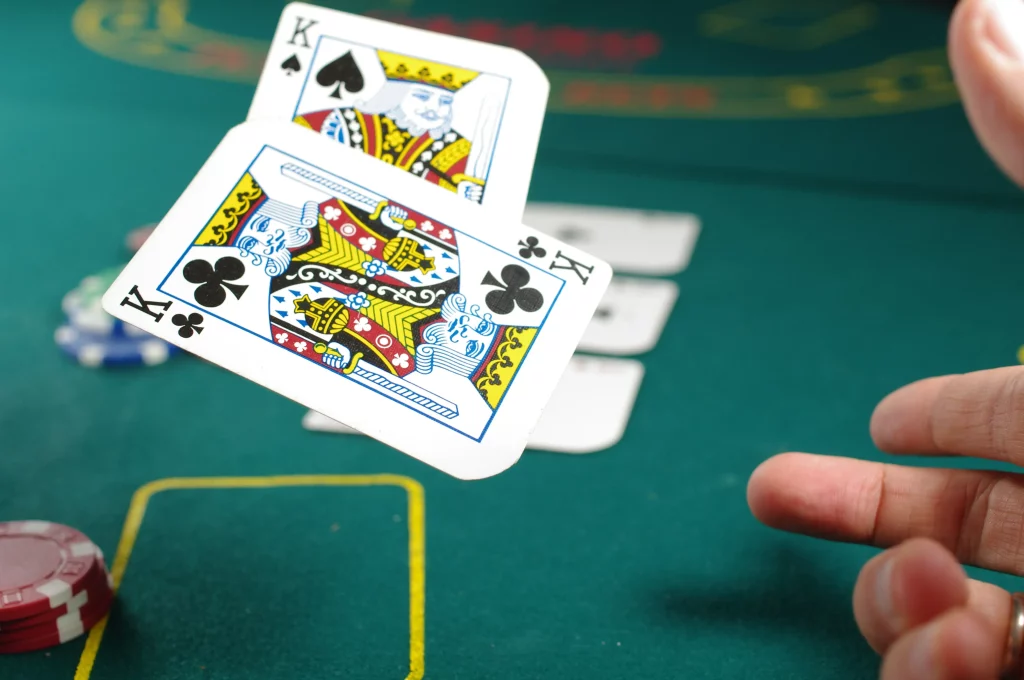online-casino-pair-of-kings-on-a-pocker-table